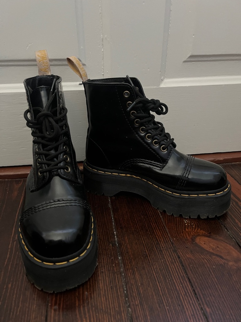 DR. MARTENS Vegan Sinclair Platform
Boots Size 6